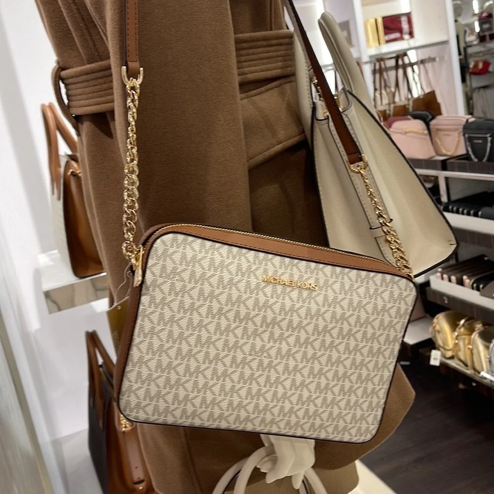 Michael Kors Jet Set Item Large East West Zip Crossbody Vanilla Signature
EW - Picture 2 of 16
